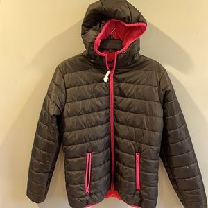 BWT Lightweight puffer jacket (black /fuschia